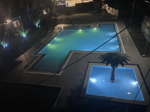 Piscina y restaurante